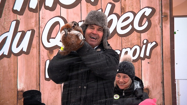 Le maire de Sainte-Thérèse-de-Gaspé, Robert Blondin, avec une marmotte dans ses mains.