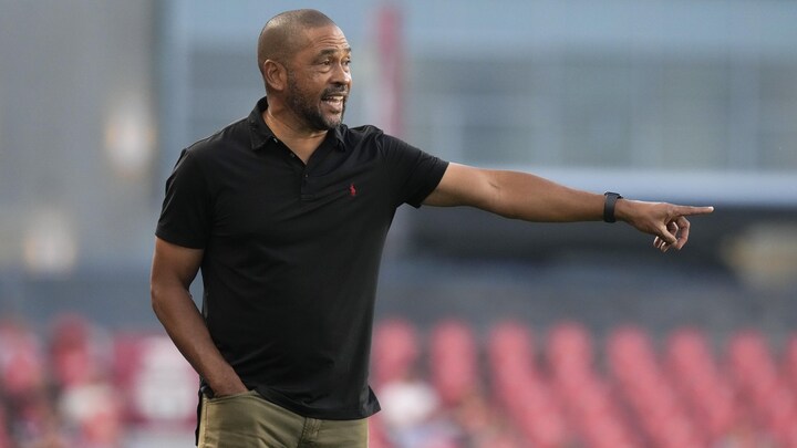 Robin Fraser sur la ligne de touche durant un match.