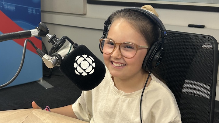 Une fille de 8 ans dans un studio radio.