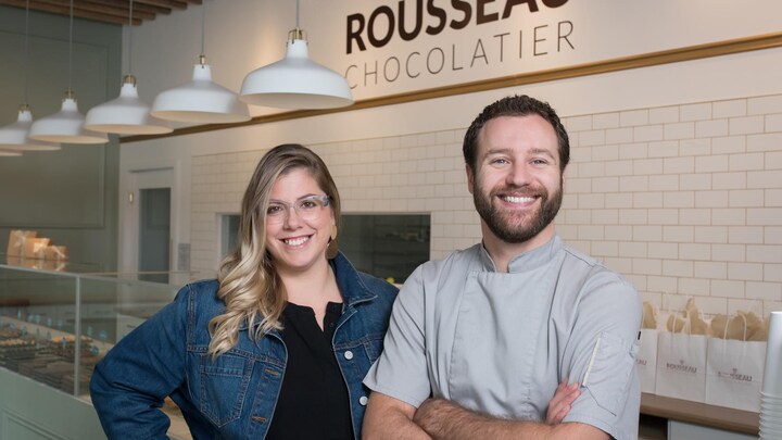 Le couple devant le présentoir de chocolat dans leur boutique d'Halifax.