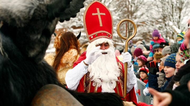 Un homme habillé en Saint Nicolas salue des enfants à Sonthofen, en Allemagne, le 10 décembre 2017.