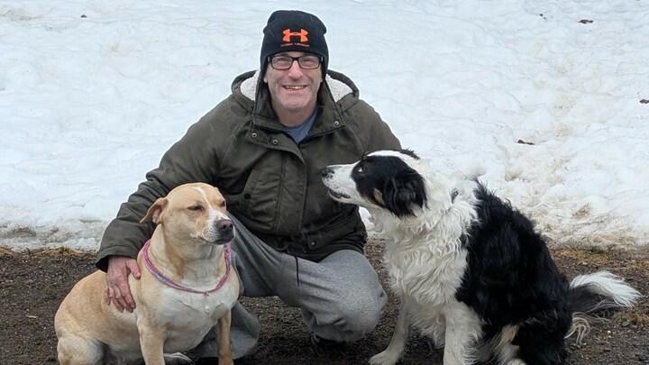 Portrait de Michel Piette et de ses chiens.