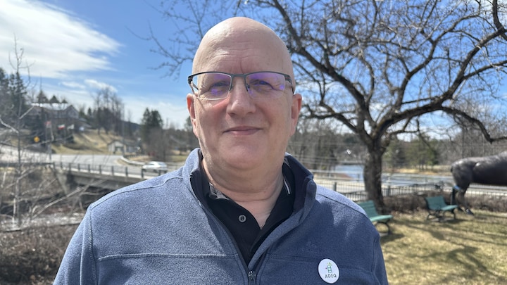 Simon Dufresne, le directeur de l'organisme Autisme de l'Est-du-Québec, porte des lunettes et est souriant.