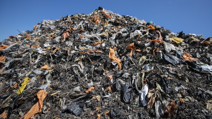 Une immense pile de déchets plastique.