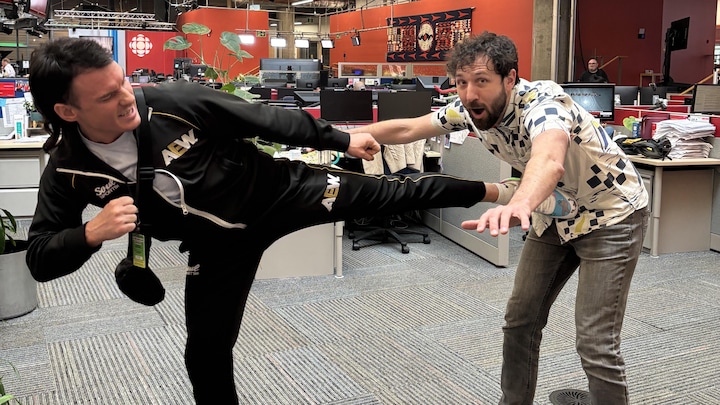 Le lutteur professionnel Émile Charles Baillargeon-Laberge alias Speedball Mike Bailey (à gauche) et l'animateur Rudy Desjardins.