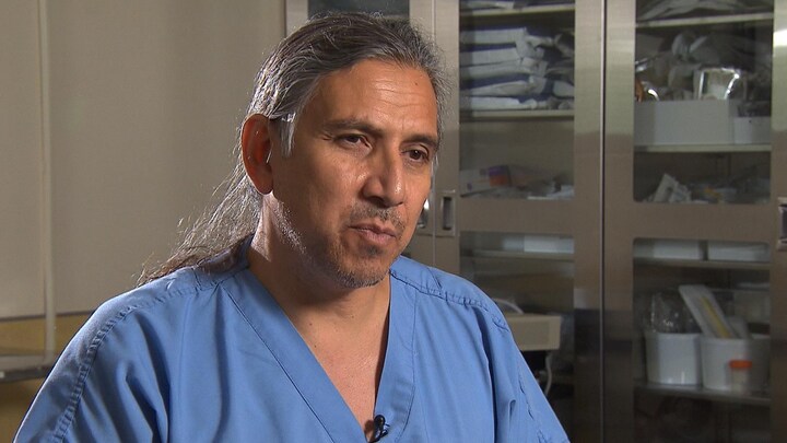 Le docteur Stanley Vollant, chirurgien au front | OHdio | Radio-Canada