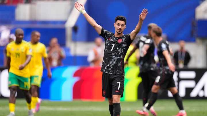 Stephen Eustáquio célèbre la victoire en levant les bras à Inglewood, en Californie, près de Los Angeles, le 28 juin 2026.