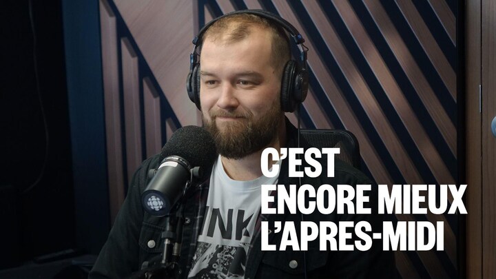Un homme assis dans studio radio.