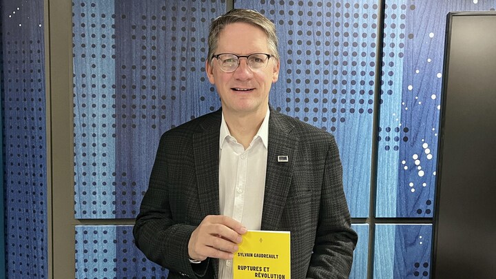 Sylvain Gaudreault debout avec son livre.