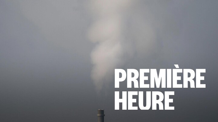 Un nuage de fumée qui s'élève d'une cheminée industrielle.