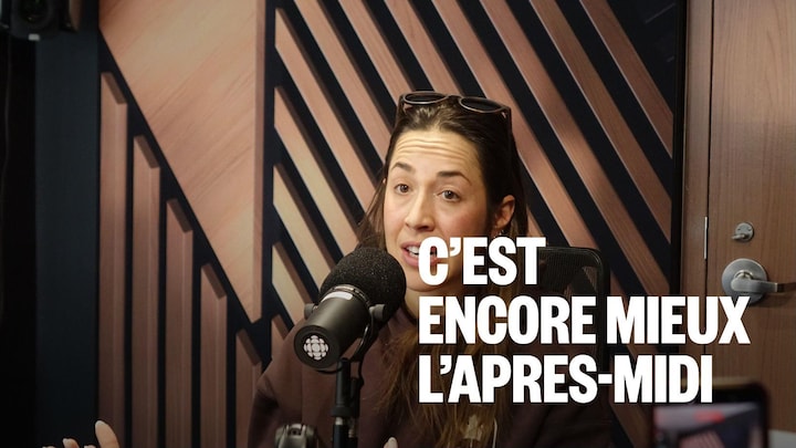 Un femme dans un studio radio.