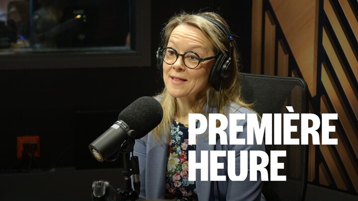 Une femme assise dans un studio radio.