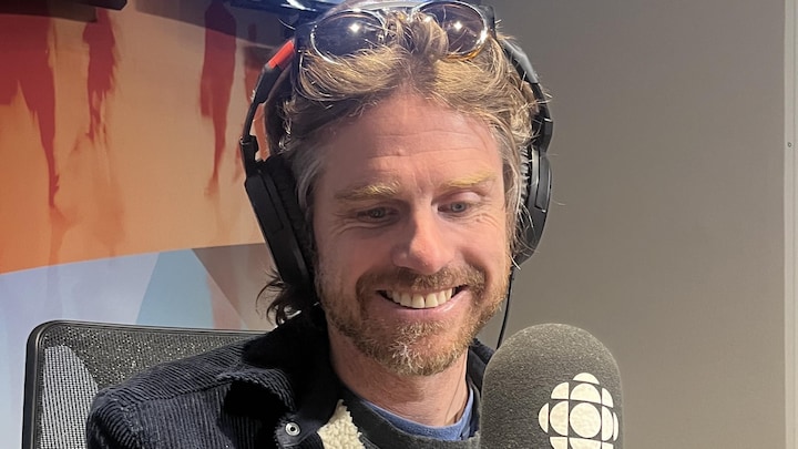 Vincent Vallières derrière un micro. 