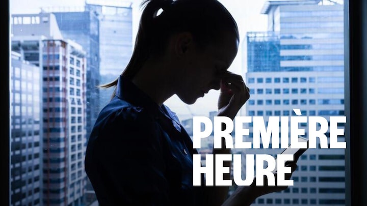 Une femme s'incline par déception devant son cellulaire. 