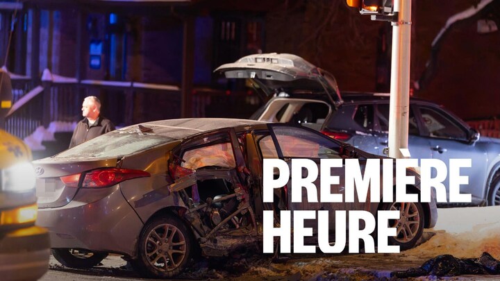 Une voiture accidentée sur un poteau.
