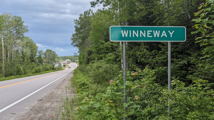 Une pancarte indiquant le nom de la communauté sur le bord de la route.