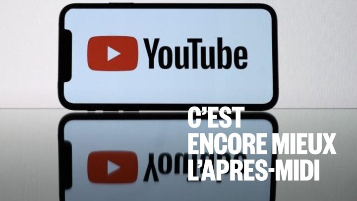 Le logo du réseau social YouTube affiché sur une tablette et un téléphone