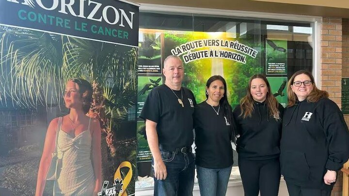 Daniel Trépanier, Tracy Trépanier et Stéphanie Trépanier en compagnie de la directrice de l'école secondaire catholique l'Horizon, Anik Ledo. Une campagnie de financement a été lancée lundi à l'école en mémoire de Zoé Trépanier.