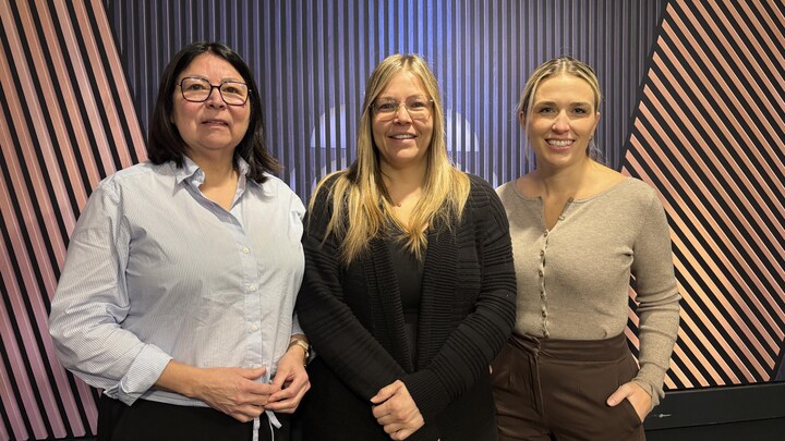 Trois femmes sourient à la caméra.