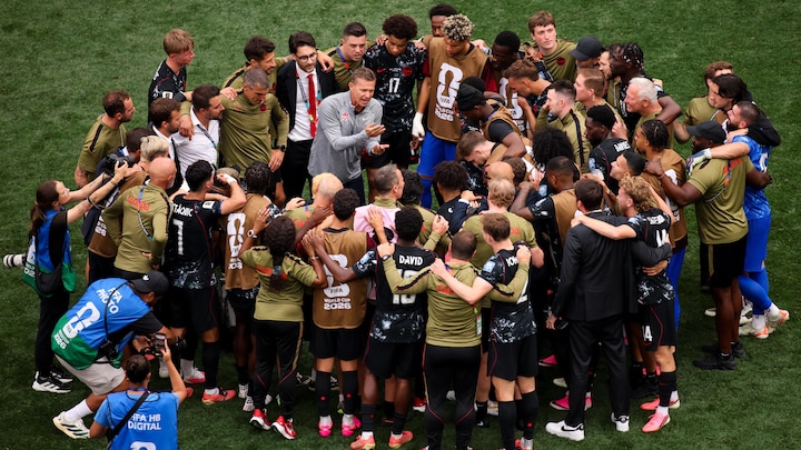 Les joueurs se réunissent autour de lui.