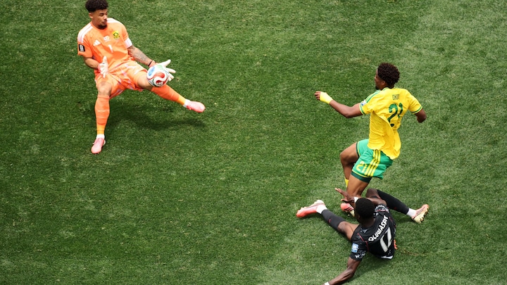 Il repousse le ballon.