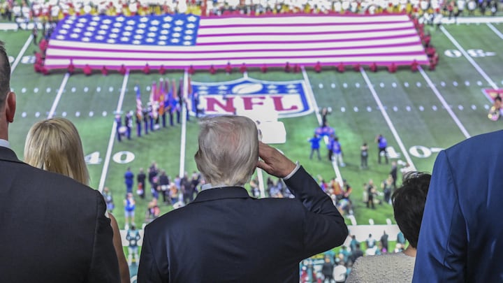 Donald Trump écoute l'hymne nationalist américain.