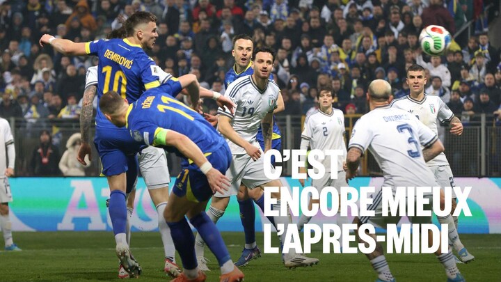 Des joueurs de soccer de deux équipes se disputent le ballon. 