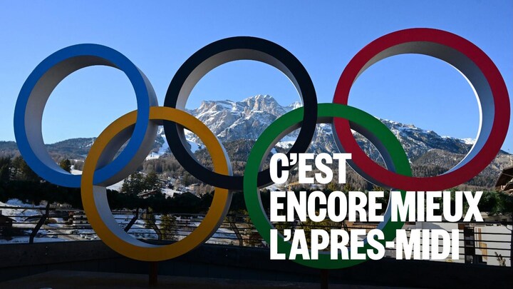 Les anneaux olympiques devant des montagnes.