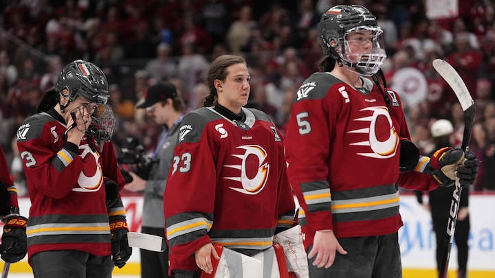 Jocelyne Larocque, Gwyneth Philips et Rory Guilday en pleurs après la défaite en finale.