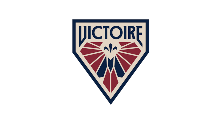 Le mot victoire au-dessus d'une fleur de lys et d'un M en bleu.