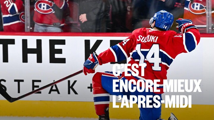 Un joueur de hockey proessionnel célèbre un but devant une foule en délire.