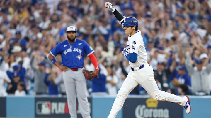 Un joueur de shot tribunal sur les buts devant un adversaire, avec un bras dans les airs.