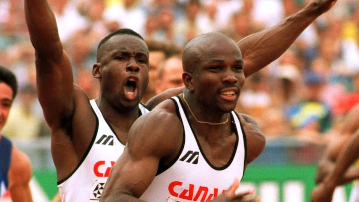 Bruny Surin lève les bras en l'air après avoir passé le témoin à Donovan Bailey en finale du 4 x 100 m en 1996 à Atlanta.