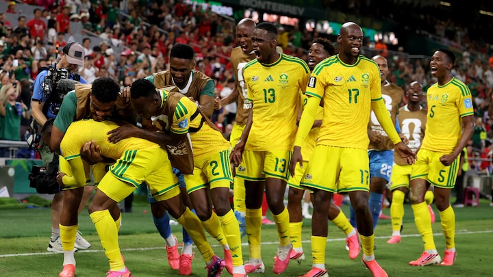 Des joueurs de soccer célèbrent un but.