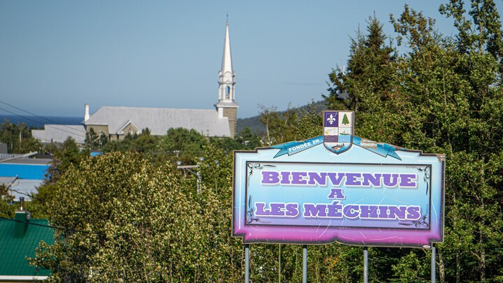 Une affiche souhaite la bievenue à Les Mécins