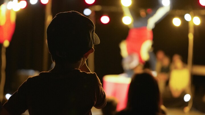Un enfant qui regarde un spectacle.