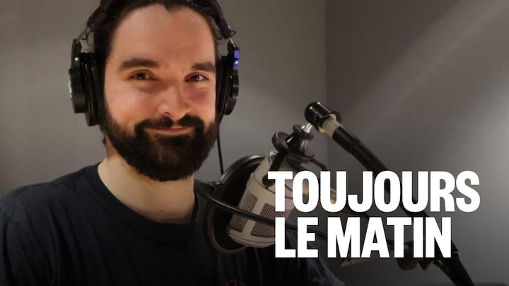 Animateur radio derrière le micro