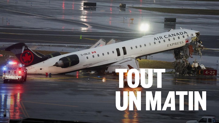 Un avion au sol est incliné, la cabine de pilotage complètement détruite.
