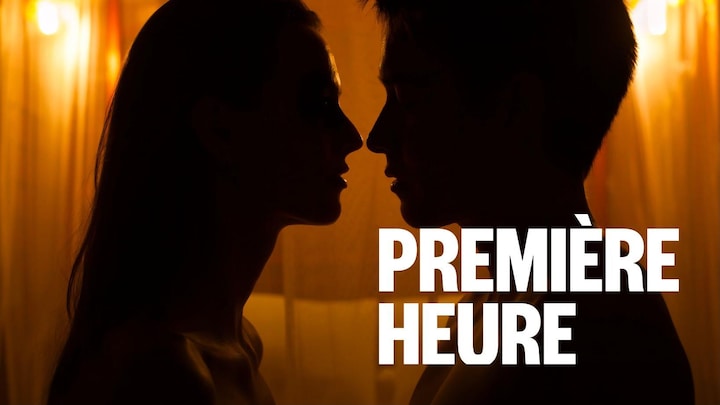 Deux adolescents se regardent de proche.