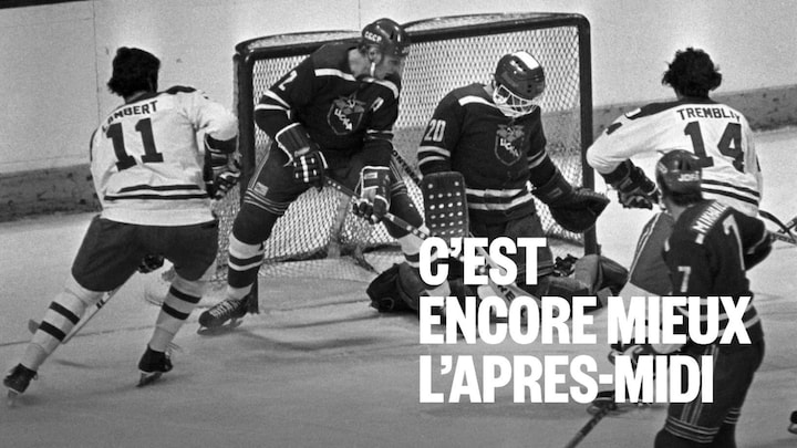 Deux joueurs des Canadiens de Montréal et deux joueurs de l'Armée rouge sont sur une patinoire de hockey avec un gardien de but.