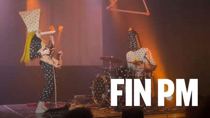 Le duo Angine de Poitrine performe sur scène. 