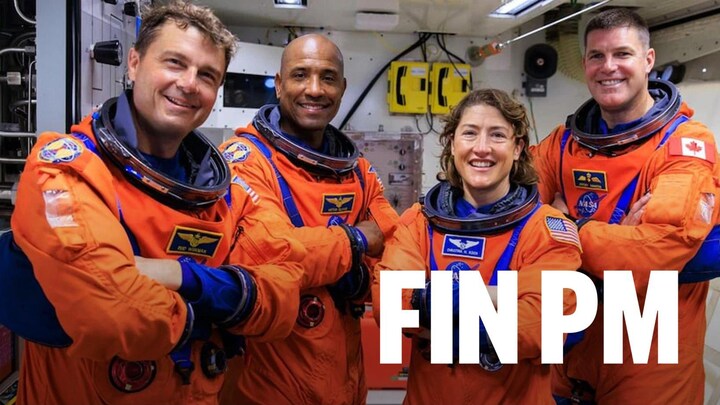 Des personnes vêtues d'habits d'astronautes.