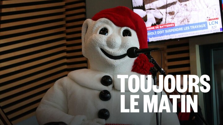 La mascotte du Bonhomme Carnaval devant un micro.