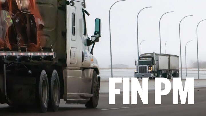 Deux camions sur une autoroute.