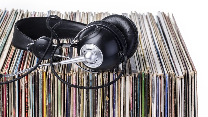 Un casque d'écoute est posé sur des disques vinyles.