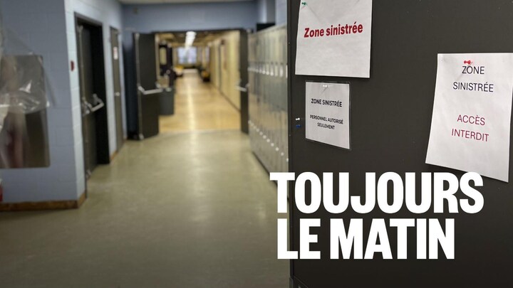 Une porte qui affiche « zone sinistrée» et « accès interdit».