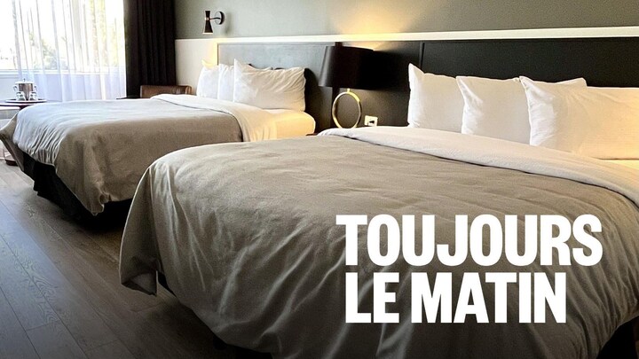 Une chambre d'hôtel avec deux lits.