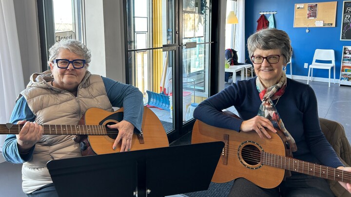 Deux personnes avec des guitares.