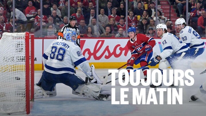 Un gardien de but est déjoué par le tir d'un adversaire.