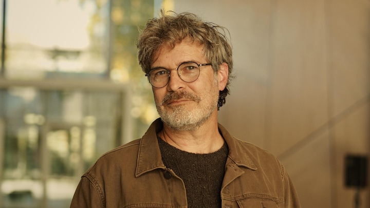 Portrait de Stéphane Archambault à l'atrium de Radio-Canada.
